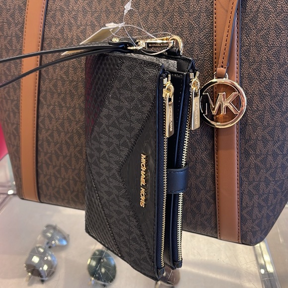MICHAEL KORS JST LG DOUBLE ZIP WRISTLET WALLET PHONE HOLDER 
BLACK MULTI 
NWT - Picture 3 of 16